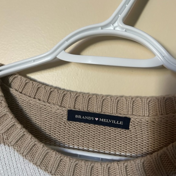 Brandy Melville Brianna Sweater - Picture 3 of 3